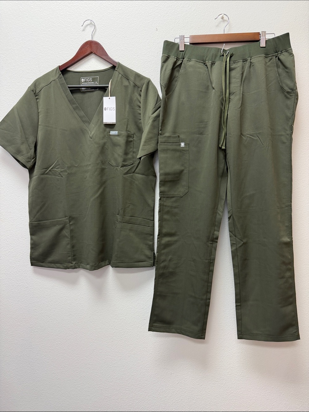 Figs Straight Leg Scrub Pants in Olive Green
